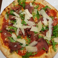 Puoro - Pizza mit Rinderschinken, Ruccola, Parmesan