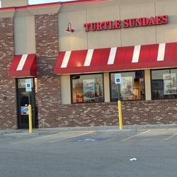 Freddy's Frozen Custard & Steakburgers - View of customer entrance from main parking lot