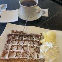 Eiscafe Dolomiten - Waffle with ice cream and Tee mit rum
