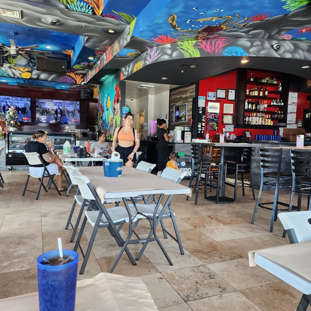 Da Crawfish and Crabshack - seating - Seafood Near Me - Kapolei, Hawaii