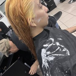 Verssastyle Hair Salon - Wet bleached hair