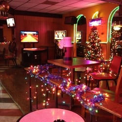 San Carlos Lounge - Game machines and decor