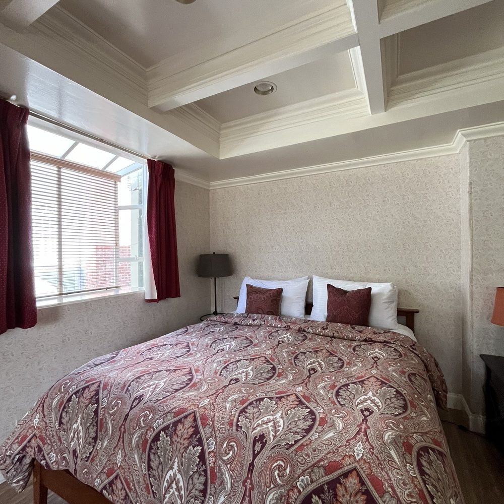 Cheshire Cat Inn - Queen of Hearts Bed - Bed & Breakfast Near Me - Santa Barbara, California