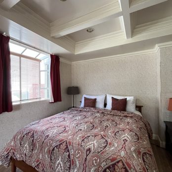 Cheshire Cat Inn - Queen of Hearts Bed - Bed & Breakfast Near Me - Santa Barbara, California