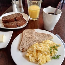 Entrée pour commencer le brunch : carotte cake et oeufs brouillés