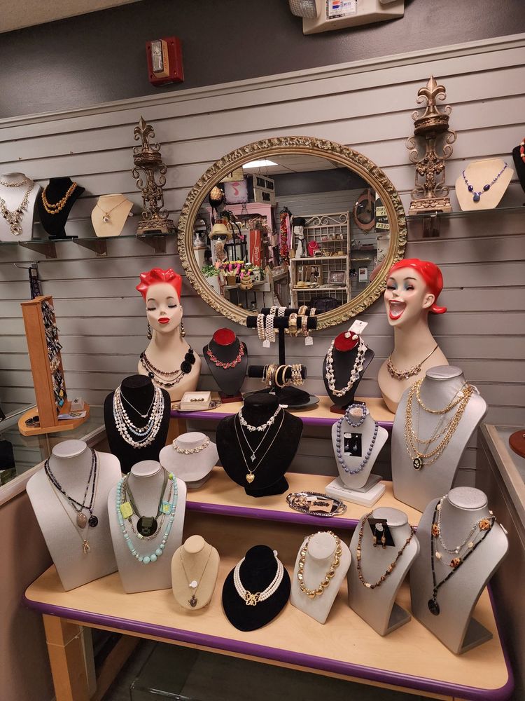 A NICHE IN TIME Updated October 2024 48 Photos 230 E Maple St