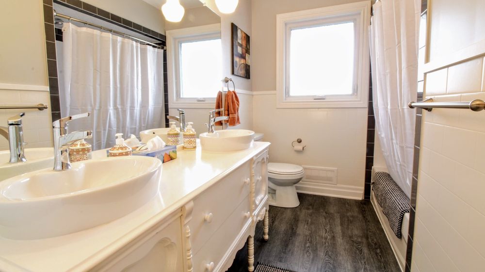 SEACLIFF BEACH SUITES Updated July 2024 56 Photos 11 GrandView Crescent, Leamington