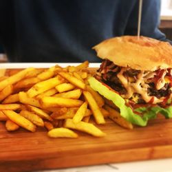 Burger Bro - Doppeldecker Burger mit BRO Fries