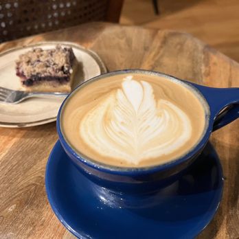 Perets Dessert & Coffee Bar - Browned Butter Peach Latte - Desserts Near Me - Oklahoma City, Oklahoma