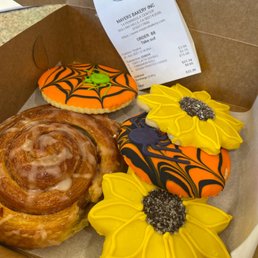 Halloween/ Fall cookies and of course I need to try the cinnamon roll Halloween/ Fall cookies and of course I need to try the cinnamon roll