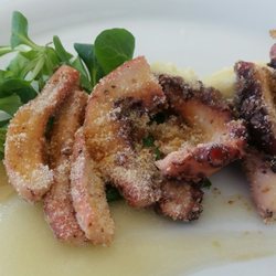 Polpo su patate e crema di mele