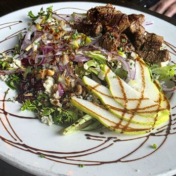 Barrel Mountain Brewing - Pear and blue cheese salad with steak bites - New American Near Me - Battle Ground, Washington