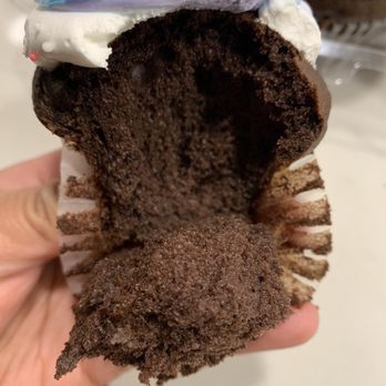 Harina Bakery - So dry you feel like eating sponge you can tear the cupcake like a paper - Bakeries Near Me - Silver Spring, Maryland