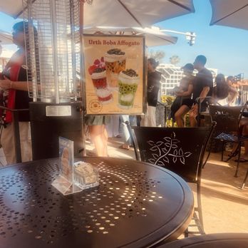 Urth Caffe - Lines. Ahhhh - Coffee & Tea Near Me - Laguna Beach, California