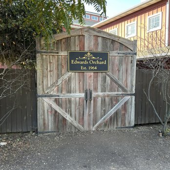 Edwards Apple Orchard - Farmers Market Near Me - Poplar Grove, Illinois