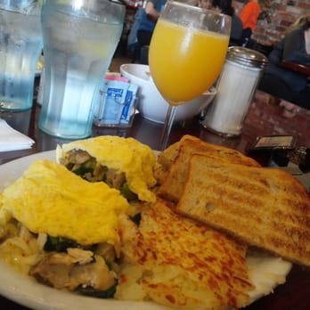 Cafe Soleil - Brunch of Champs :p (custom chicken and spinach and mushrooms and avocado and pepperjack omelette featuring mimosa) - Breakfast & Brunch Near Me - El Sobrante, California