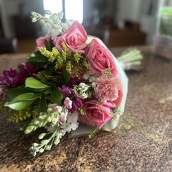 Hunny’s Boards & Flowers - Large floral bouquet