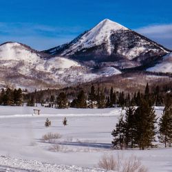 Steamboat Lake Outpost - Mountain views of Hahn's Peak