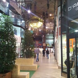 Espace Louise - Les galeries, côté avenue de la Toison d'Or : on admire les jeux de miroirs kitschs...