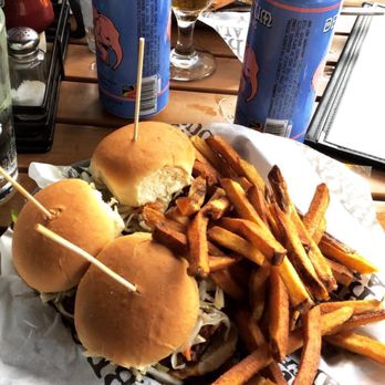Bronx Alehouse - Pulled pork sliders - American Near Me - Bronx, New York