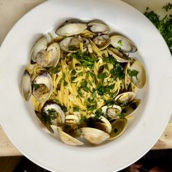 Catering AZ - Can't go wrong with this linguine and clams dish, fresh and delicious
