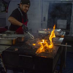 Tacos Don Cuco - Grilling meat.