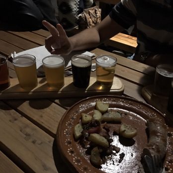 Jardín de Cerveza Hércules - Sampler & Bratwurst - Bars Near Me - Santiago de Querétaro, QUE