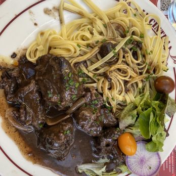 Le Cintra - Beef cheeks in wine sauce with pasta and salad. Provencial meal. - Brasseries Near Me - Aix-en-Provence, 13