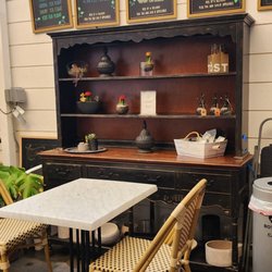 Buena Vida Tea Bar & Garden - Back patio seating