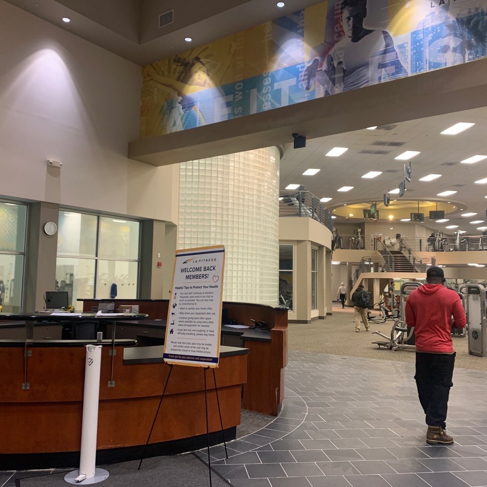Lobby, they made us wait on a side and find the information by ourselves in the websites Lobby, they made us wait on a side and find the information by ourselves in the websites