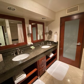 Monterey Bay Inn - Bathroom in king bed - Hotels Near Me - Monterey, California Monterey Bay Inn - Bathroom in king bed - Hotels Near Me - Monterey, California