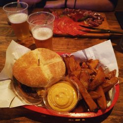 Le Nimp - Burger tartiflette et bière. Un vrai délice, sincèrement l'un des meilleurs que j'ai mangé. (~12€)