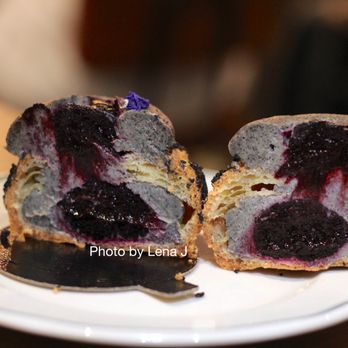 Books & Coffee - Choux Sésame & Myrtille (4,00 €) - black sesame and blueberry choux. It's OK. Choux pastry feels a bit stale. Cream is really firm. - Breakfast & Brunch Near Me - Bordeaux, 33 Books & Coffee - Choux Sésame & Myrtille (4,00 €) - black sesame and blueberry choux. It's OK. Choux pastry feels a bit stale. Cream is really firm. - Breakfast & Brunch Near Me - Bordeaux, 33