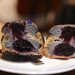 Books & Coffee - Choux Sésame & Myrtille (4,00 €) - black sesame and blueberry choux. It's OK. Choux pastry feels a bit stale. Cream is really firm.