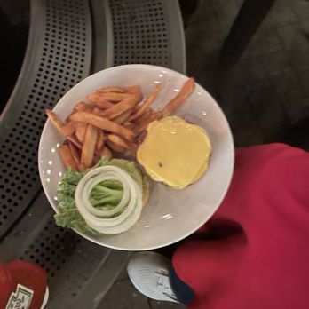 The Main Street Pub - Main Street burger - New American Near Me - Clifton, Virginia