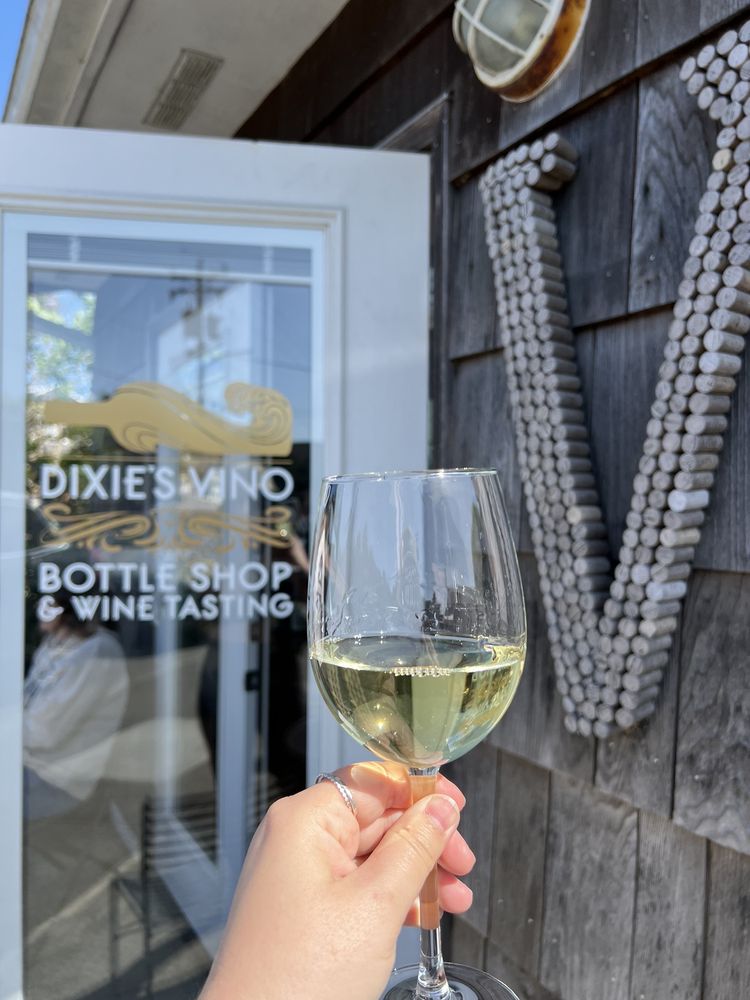 Dixie's Vino Logo