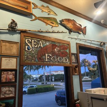 Chuck's Seafood Restaurant - Interior - Seafood Near Me - Fort Pierce, Florida