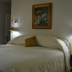 Inn the Woods Bed & Breakfast - Cliffside Room King