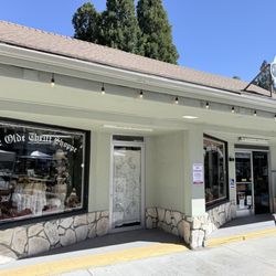 Ye Olde Thrift Shoppe - Outside