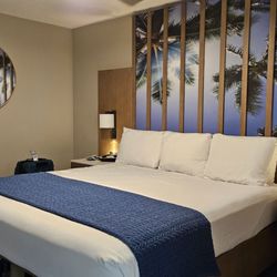 Kauai Shores Hotel - King bed with garden view