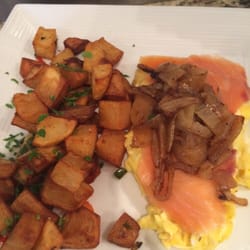 Madison Cafe & Grill - Salmon benedict made my day(::::)