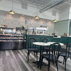 Maxine's Bakeshop - Chill and clean