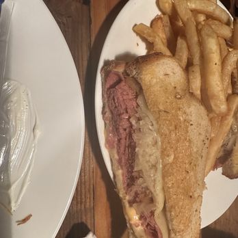 Sportsmans Grille - Rueben sandwich - American Near Me - Williamsburg, Virginia Sportsmans Grille - Rueben sandwich - American Near Me - Williamsburg, Virginia