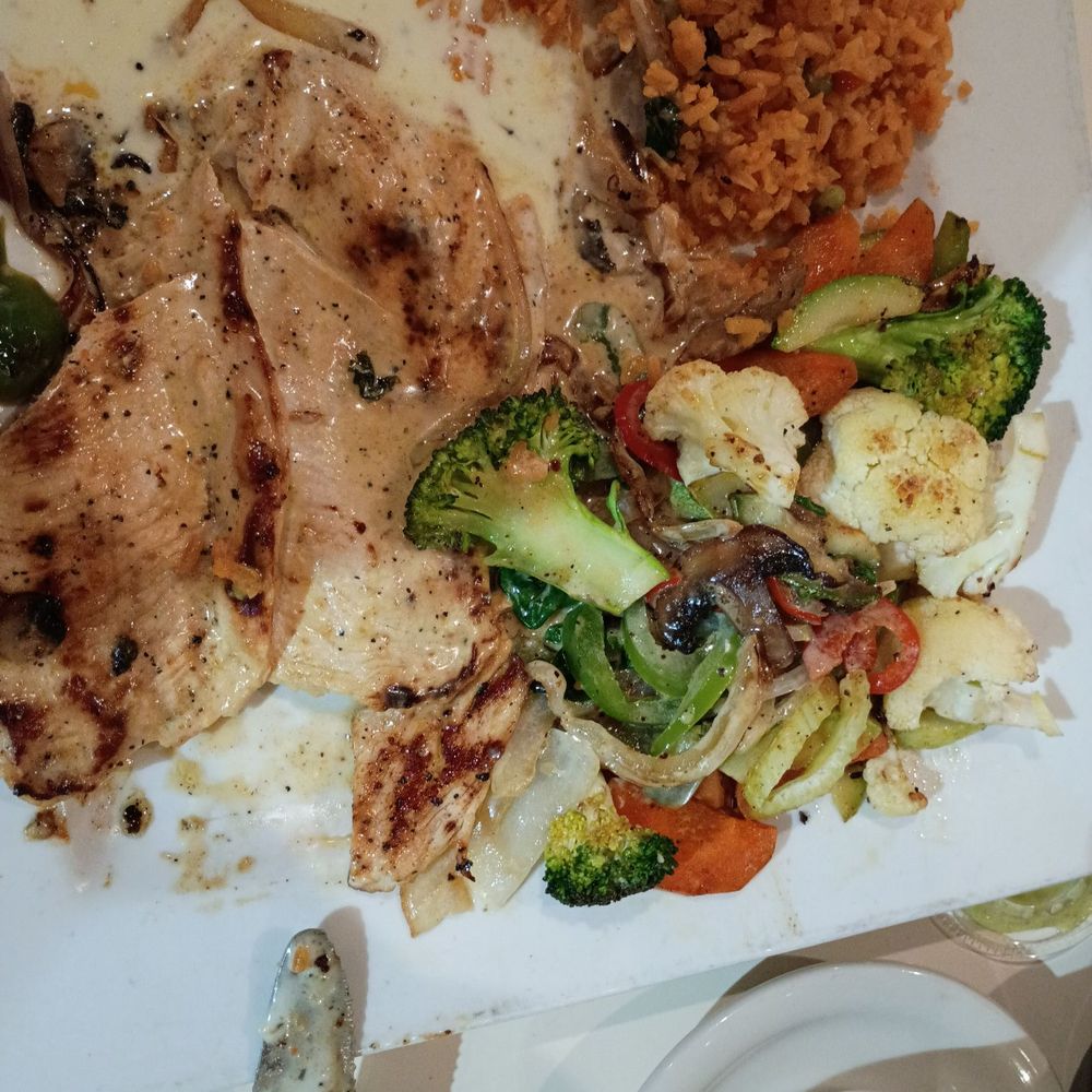 Pollo Loco, Grilled Onions, Bell Peppers, Broccoli, Cauliflower, Carrots and mushrooms with the side of Rice.... Pollo Loco, Grilled Onions, Bell Peppers, Broccoli, Cauliflower, Carrots and mushrooms with the side of Rice....