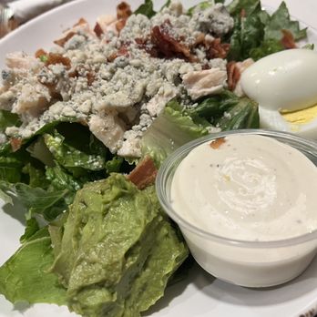 Courtyard by Marriott Newark Elizabeth - Cobb salad - Hotels Near Me - Elizabeth, New Jersey