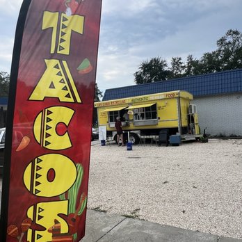 Las Cinco Estrellas - a taco truck parked in a parking lot - Food Trucks Near Me - Clearwater, Florida