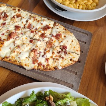Lyric Kitchen · Bar - Mac and cheese Barbecue chicken flat bread Steak & bleu salad - Bars Near Me - Duluth, Minnesota