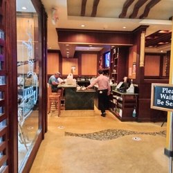 Green Ginger - Entrance and bar