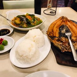 Dagupena - Steamed rice, pinakbet and sizzling fried bangus.