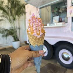 A Maui Magic cone with shimmer and tutus lilikoi butter! Super Ono!